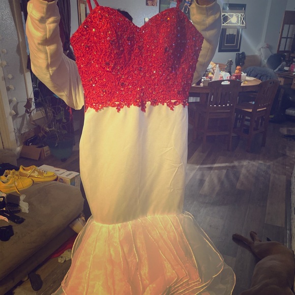 Formal dress red and white - Picture 1 of 4